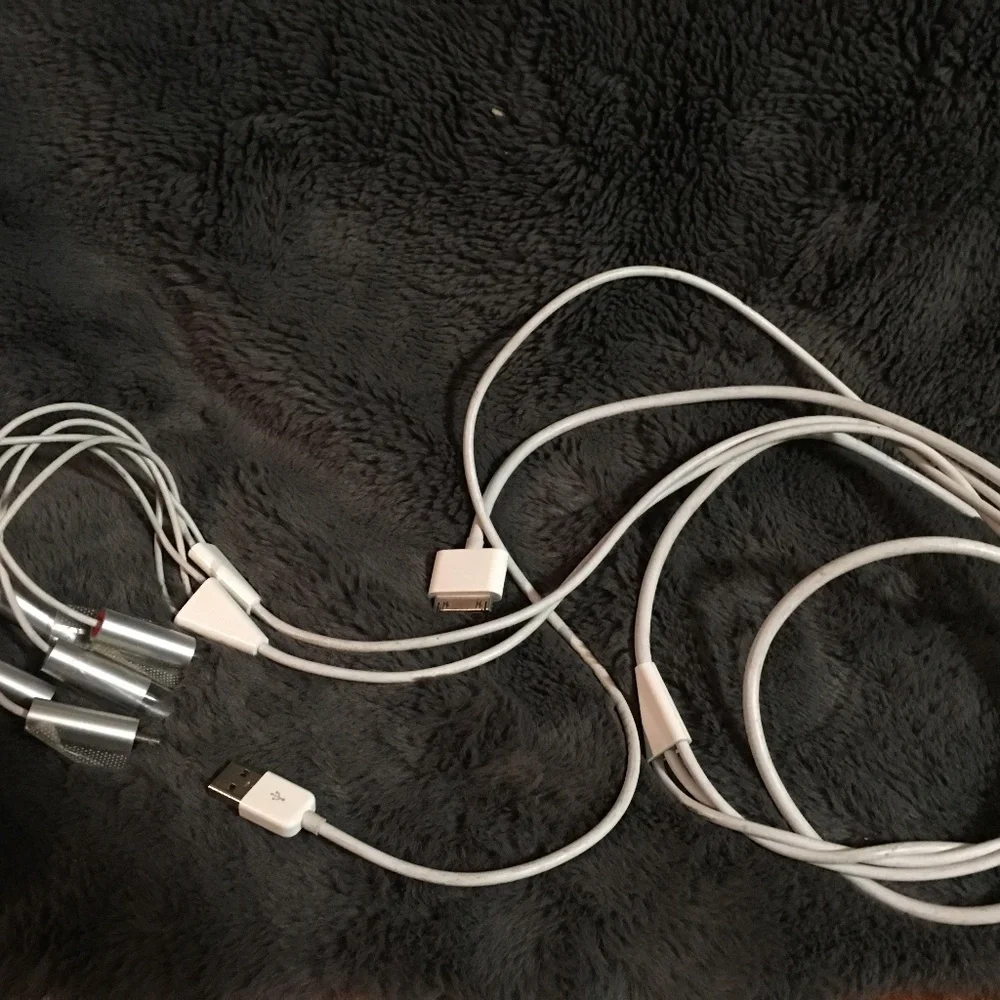 Apple AV Composite Video to TV-RCA Cable USB for Apple iPad 1 iPad 2 iPhone iPod